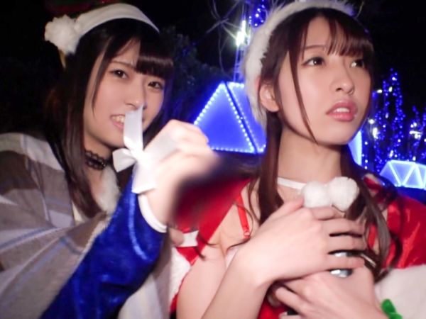 【サンタコス素人娘をクリスマスナンパ】お酒でほろ酔いの二人組を口説き落とし、サンタ服のままエッチなプレイ開始！手マンで敏感マンコを刺激され、おしっこ漏らしちゃうほど感じまくる！