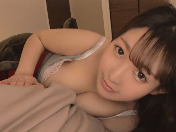 【夜這い痴女】『ねぇ、寝てるの？』巨乳美女が隣で寝てるフリしてるアナタに夜這い！悶々とした夜を優しくエロく解消してくれる夢のシチュエーション！寝たふりしてたらまさかの乳首責め＆手コキでヌイてくれた♡