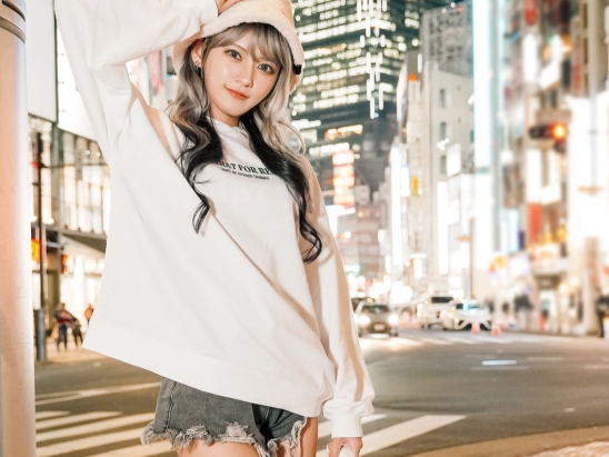 【ギャルとヤリまくり】バチエロギャルと濃厚セックス！無毛のパイパンマ○コを激しくピストン、奥まで突きまくって中出ししちゃう！！♡