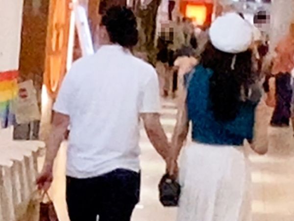 【若妻の危険な浮気】旦那とのデート中にまさかの不倫SEX！電話で旦那と話しながらオマンコを激しく突かれ、スリルと快楽でイキまくる若妻の背徳プレイがヤバい！！♡