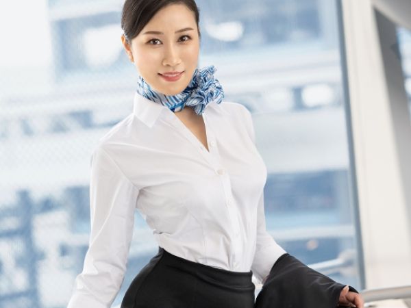 【美熟女CAの性活】フライト中も欲求不満な人妻CAが機内で見つけたイケメン客と密かに生ハメSEX！夫とセフレだけじゃ満足できない淫乱妻が空の上で乱れる♥