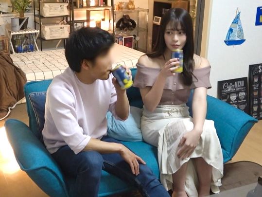 【ナンパ成功！】ラウンドガール美女がカメラの前で本気のイキ顔披露！華やかな見た目と裏腹に、盗撮されながら乱れる姿は超エロい！！