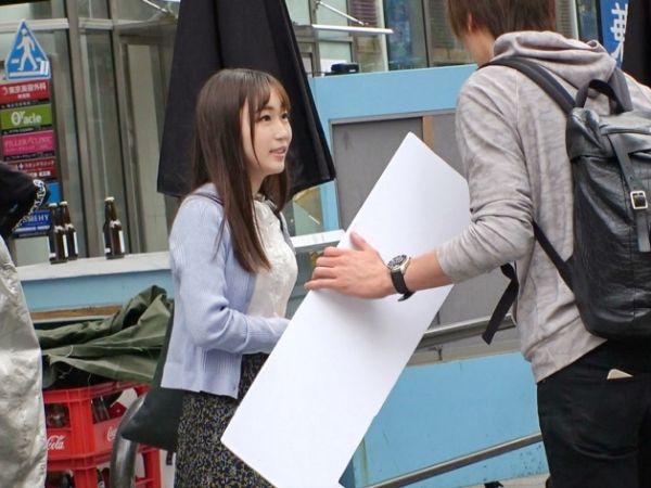 【SNS映え狙いの美少女をゲット！】街で見つけたピュアな素人娘をナンパ！カメラの前で恥ずかしがりながらも、未熟なフェラチオからキツマンに激ピストンまで、大人チ○ポで開発されちゃう♡