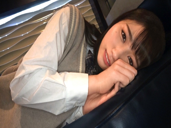 【黒髪制服美少女の裏バイト】『誰にも言わないで…』清楚系JKが極上ボディでエッチな副業！ハリと柔らかさ抜群のカラダで、制服着たまま喘ぎまくり♥ チンポに夢中なギャップがヤバい！