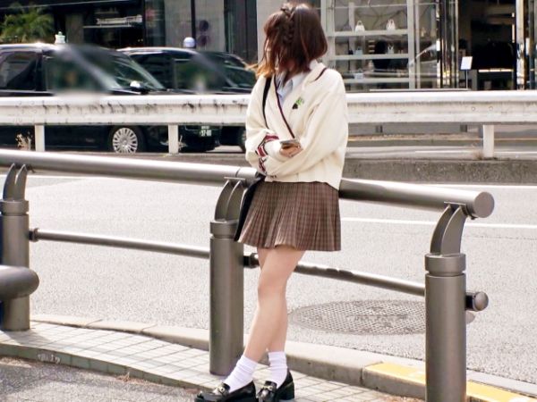 【地下アイドルの裏の顔】『誰にも言わないで…』20歳のピチピチ娘がコスプレで大胆変身!アイドル活動の裏でチンポを求めまくるエロ娘の本気セックス!バレなきゃOK精神でAV出演しちゃった!♡